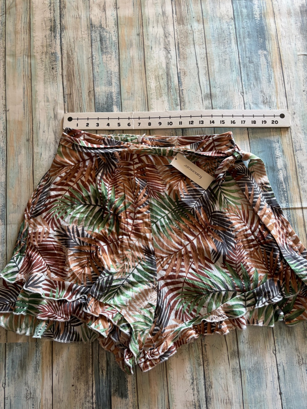 Francesca's Collections Brown Green Tropical Leaf Ruffle Shorts Size L NWT - Picture 3 of 7